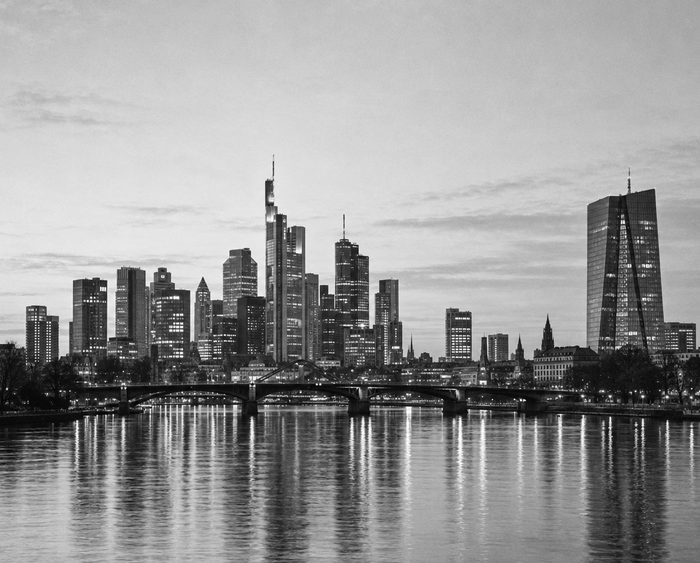 Die Frankfurter Skyline am Main, in Schwarz-Weiß